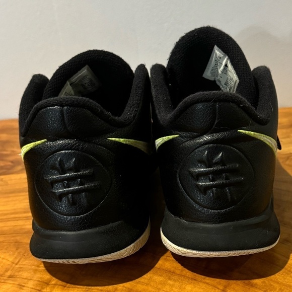 Nike Kyrie FlyTrap Sneakers Basketball Running Shoes Black Lace Up Youth Boy 7Y - Picture 4 of 8